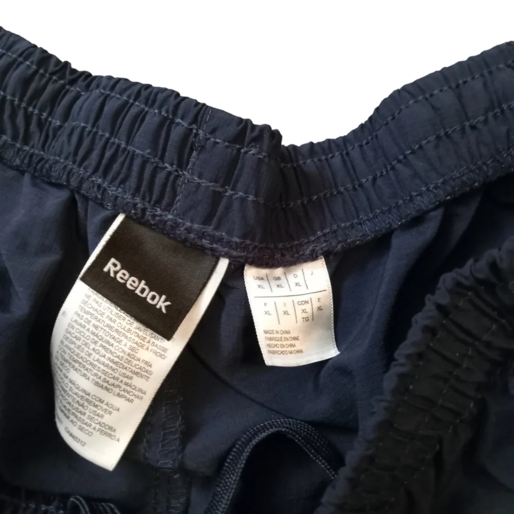 Reebok 100% nylon side, back pocket, elastic, drawstring mens athletic shorts. - Picture 4 of 5